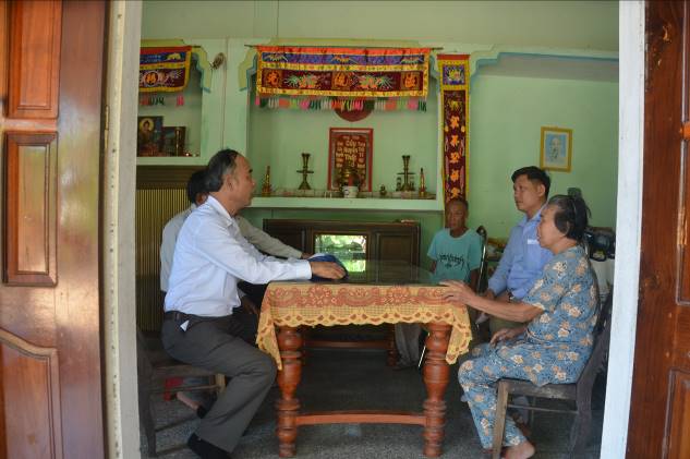 Lãnh đạo huyện Sơn Tịnh thăm, tặng quà các gia đình chính sách