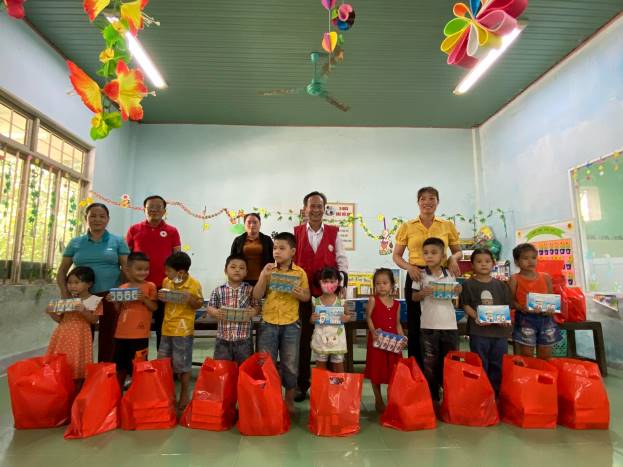 Hội Chữ thập đỏ huyện Sơn Tịnh trao tặng sữa cho trẻ em có hoàn cảnh khó khăn