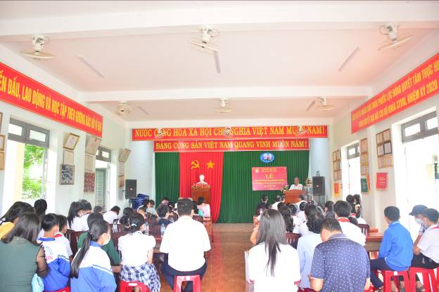 Sôi nổi buổi trao học bổng cho học sinh con hộ nghèo, hộ khó khăn, học sinh giỏi các cấp xã Tịnh Sơn