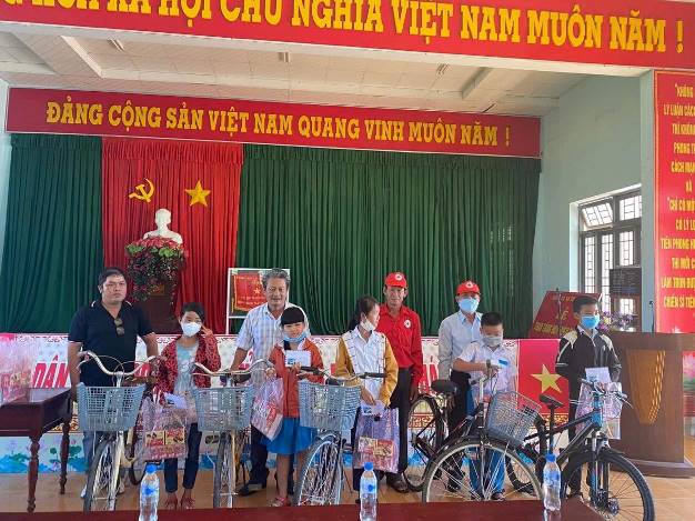 Trao quà cho học sinh nghèo, vượt khó tại xã Tịnh Bình