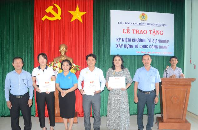 Sơn Tịnh: Lễ trao tặng kỷ niệm chương vì sự nghiệp xây dựng tổ chức công đoàn