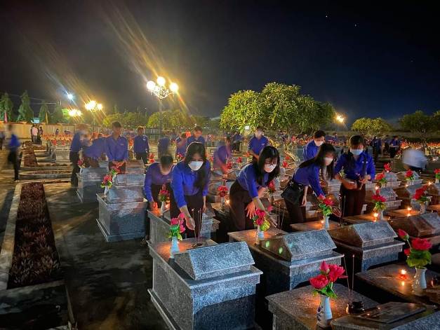 Huyện đoàn Sơn Tịnh thắp nến tri ân tại Nghĩa trang liệt sĩ xã Tịnh Sơn