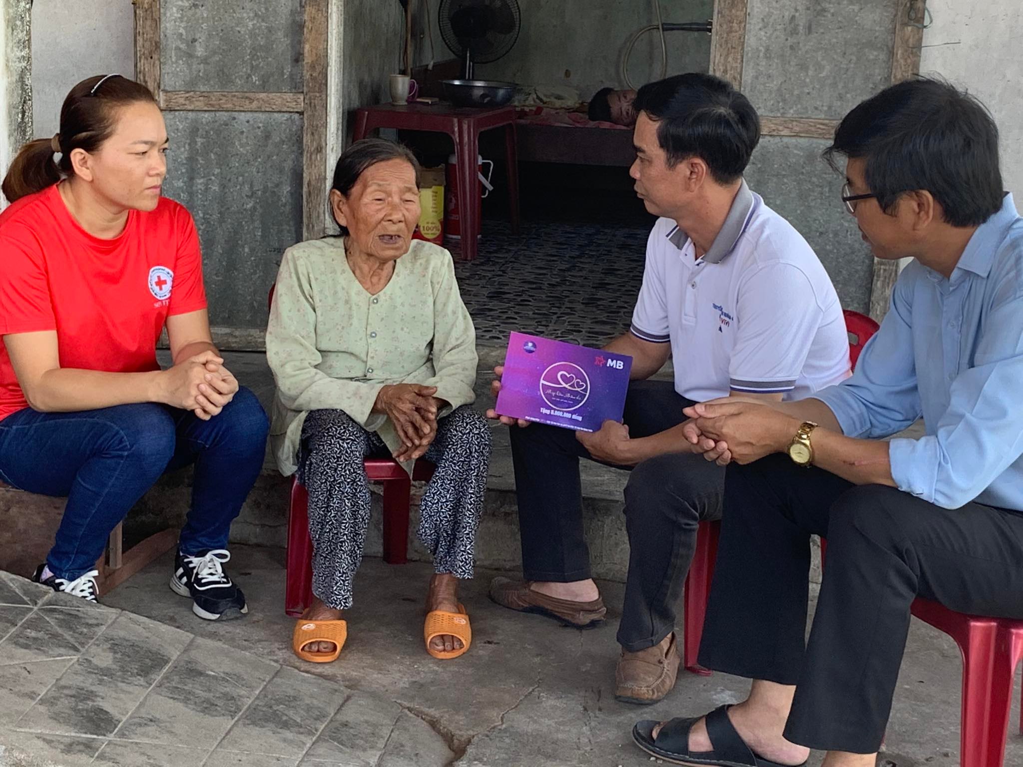 Chương trình Nhịp cầu nhân ái Truyền hình nhân đạo VTV1 trao quà cho 2 hộ có hoàn cảnh đặc biệt khó khăn ở huyện Sơn Tịnh