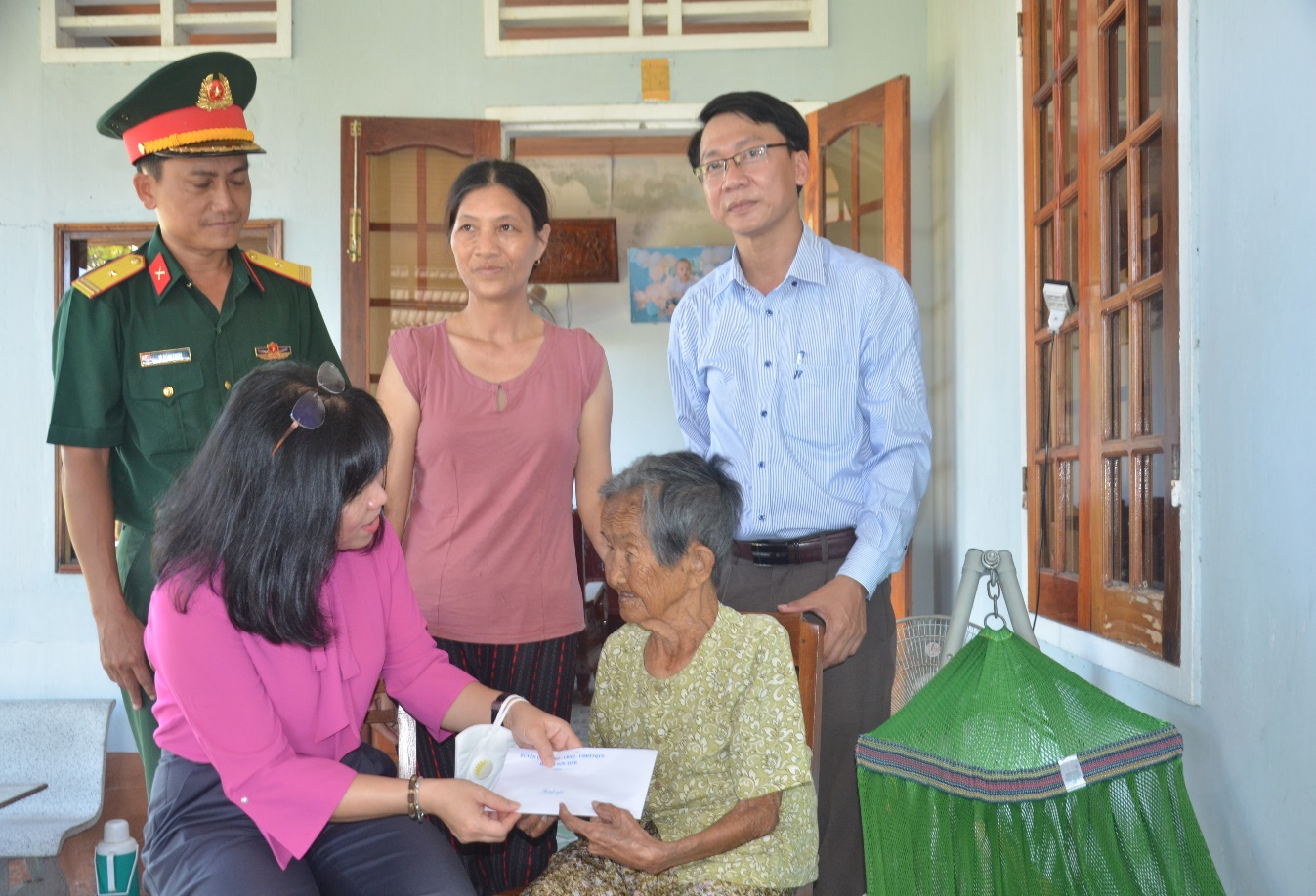 Sơn Tịnh thăm tặng quà cho 24 Mẹ Việt Nam anh hùng trên địa bàn huyện