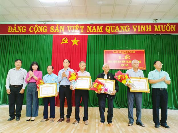 Trao tặng Huy hiệu đảng cho 4 đảng viên ở xã Tịnh Phong