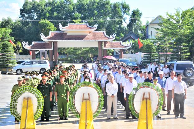 Sơn Tịnh tổ chức lễ dâng hương Đền tưởng niệm liệt sĩ huyện