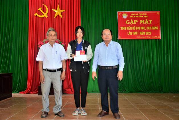 Trao tặng sổ tiết kiệm cho sinh viên có hoàn cảnh khó khăn ở xã Tịnh Sơn