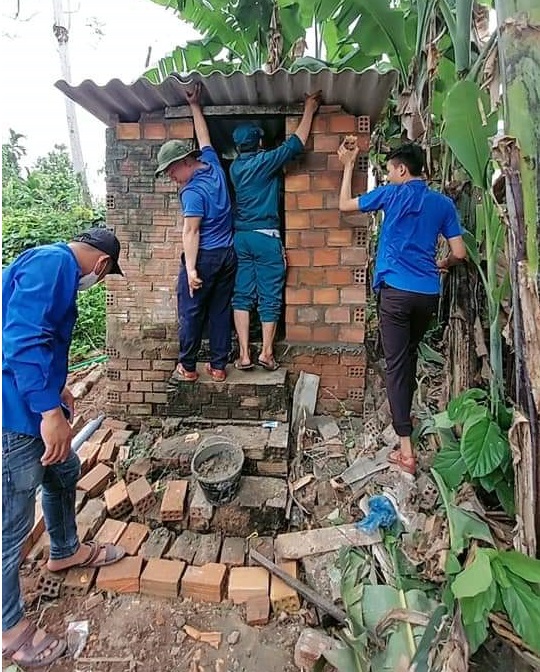 Các Hội, đoàn thể xã Tịnh Đông: Sửa chữa nhà giúp dân