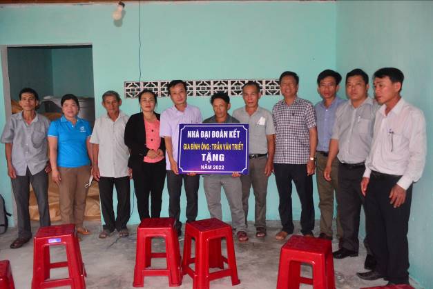 Ủy ban MTTQ Việt Nam tỉnh bàn giao nhà Đại đoàn kết cho hộ nghèo ở xã Tịnh Hiệp