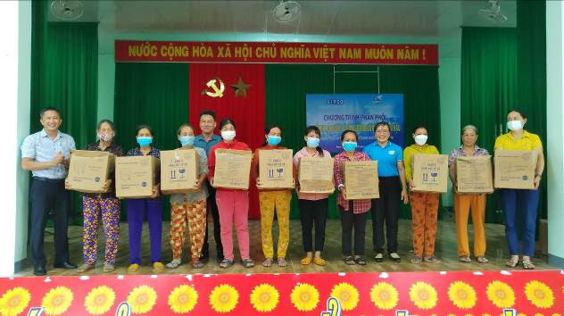 Hội LHPN huyện Sơn Tịnh trao tặng bình lọc nước tại xã Tịnh Đông