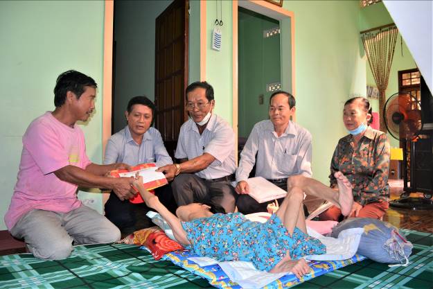 Trao, tặng quà cho nạn nhân chất độc da cam ở huyện Sơn Tịnh
