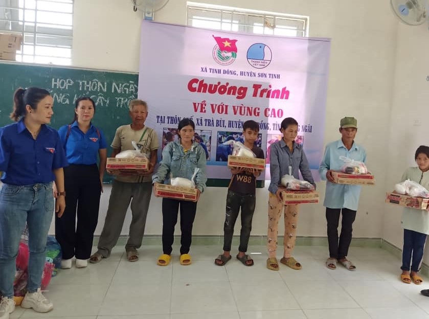Tổ chức chương trình tình nguyện hè về với vùng cao huyện Trà Bồng