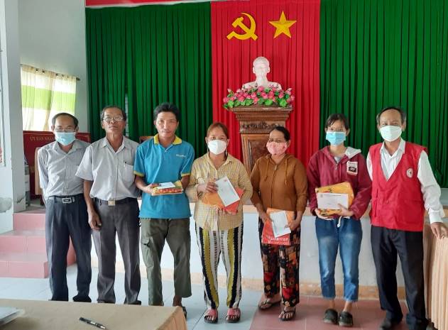 Hội nạn nhân chất độc da cam/dioxin huyện Sơn Tịnh trao 8 suất quà tại xã Tịnh Thọ