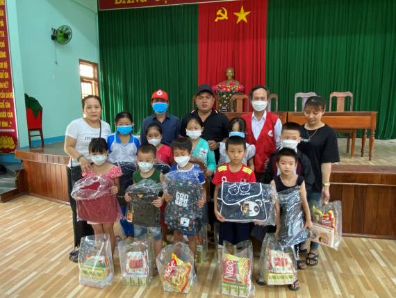 Hội Anh chị em thiện nguyện Quảng Ngãi tổ chức chương trình đồng hành cùng em đến trường tại xã Tịnh Phong