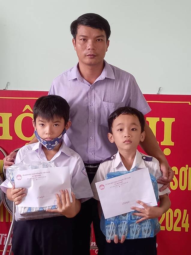 Ủy ban MTTQ Việt Nam xã Tịnh Sơn trao tặng quà cho học sinh nghèo