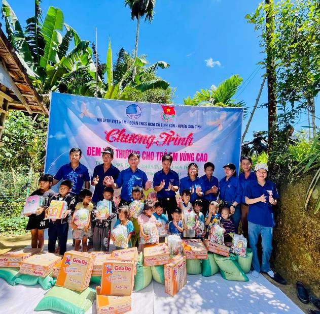 Tổ chức trao quà cho trẻ em vùng cao xóm Làng Trang, thôn Tà Pa, xã Sơn Thượng, huyện Sơn Hà