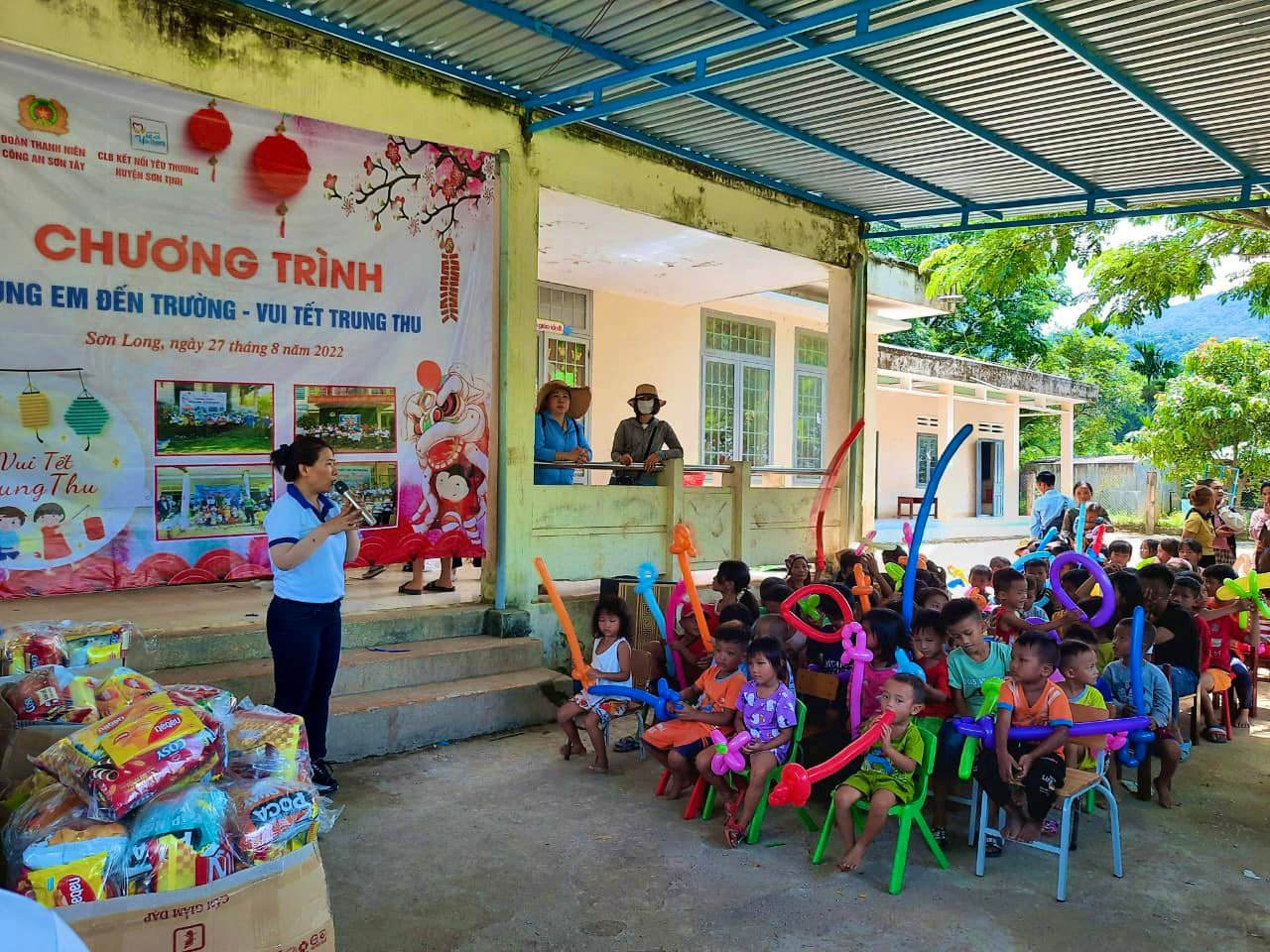 Tổ chức Chương trình “Cùng em đến trường - Vui Tết Trung thu” tại thôn Tà Vay, xã Sơn Long, huyện Sơn Tây