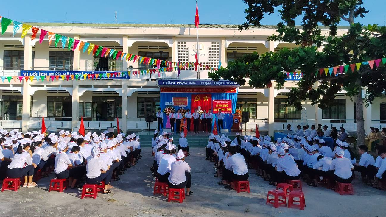 Phó Chủ tịch Thường trực UBND huyện dự Lễ Khai giảng năm học mới tại Trường THCS Tịnh Trà.