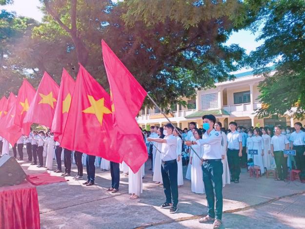 Bí thư Tỉnh ủy, Chủ tịch HĐND tỉnh Bùi Thị Quỳnh Vân dự lễ khai giảng năm học mới 2022 - 2023 tại trường THPT Ba Gia