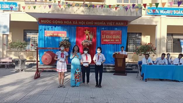 Hội LHPN huyện Sơn Tịnh trao tặng quà cho học sinh nghèo nhân dịp khai giảng năm học mới