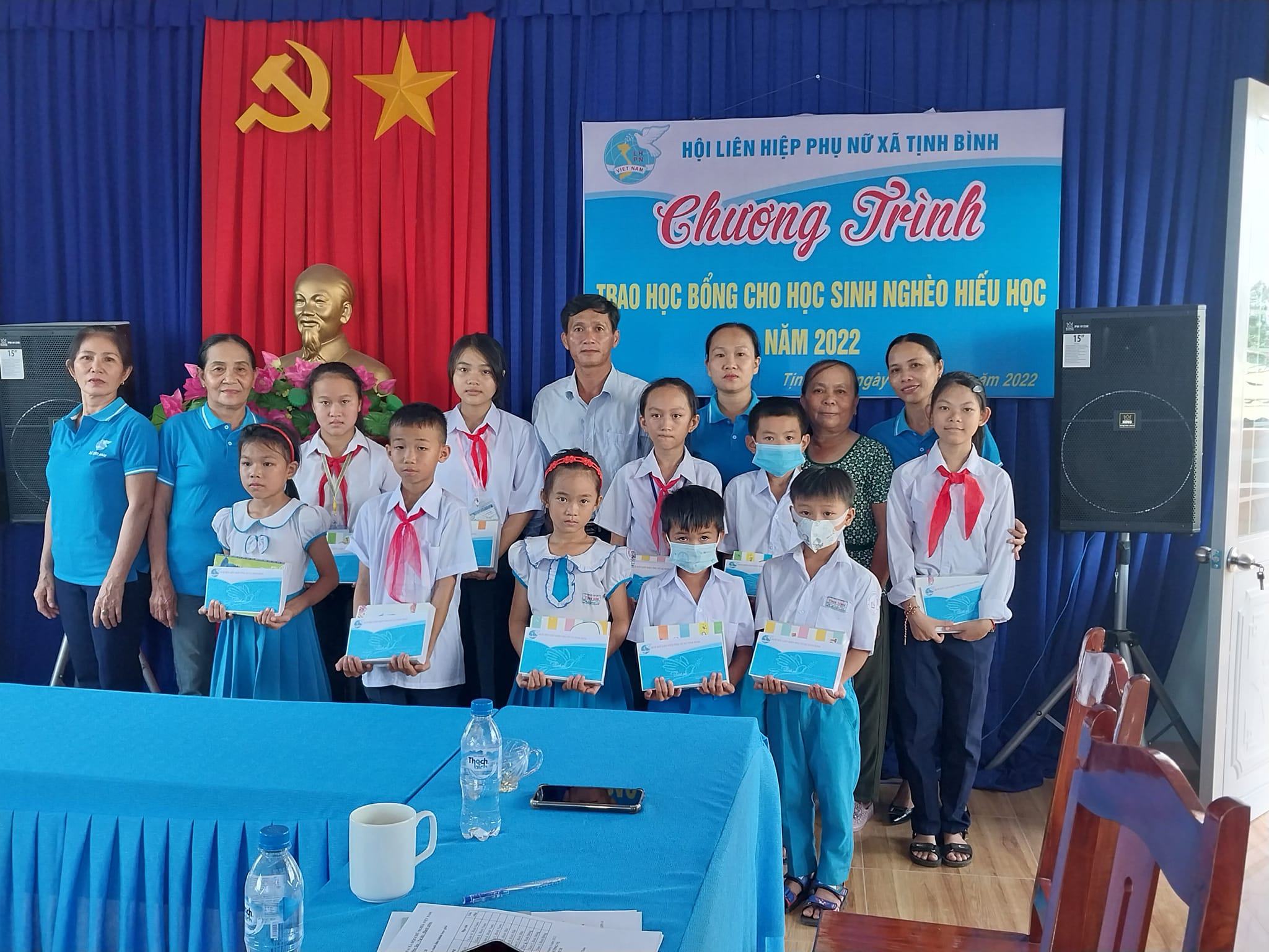 Hội LHPN xã Tịnh Bình: Trao tặng học bổng cho học sinh nghèo hiếu học năm 2022
