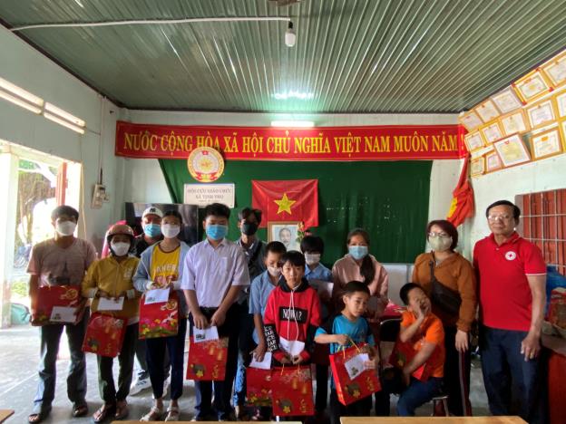 Sơn Tịnh: Trao tặng quà trung thu cho trẻ em khuyết tật, mồ côi, có hoàn cảnh đặc biệt khó khăn ở xã Tịnh Thọ và Tịnh Trà