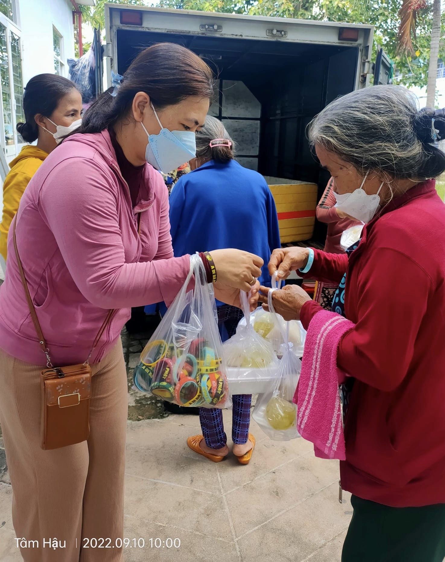 Trao tặng 200 suất cơm chay cho bệnh nhân nghèo ở Trung tâm Y tế huyện Sơn Tịnh