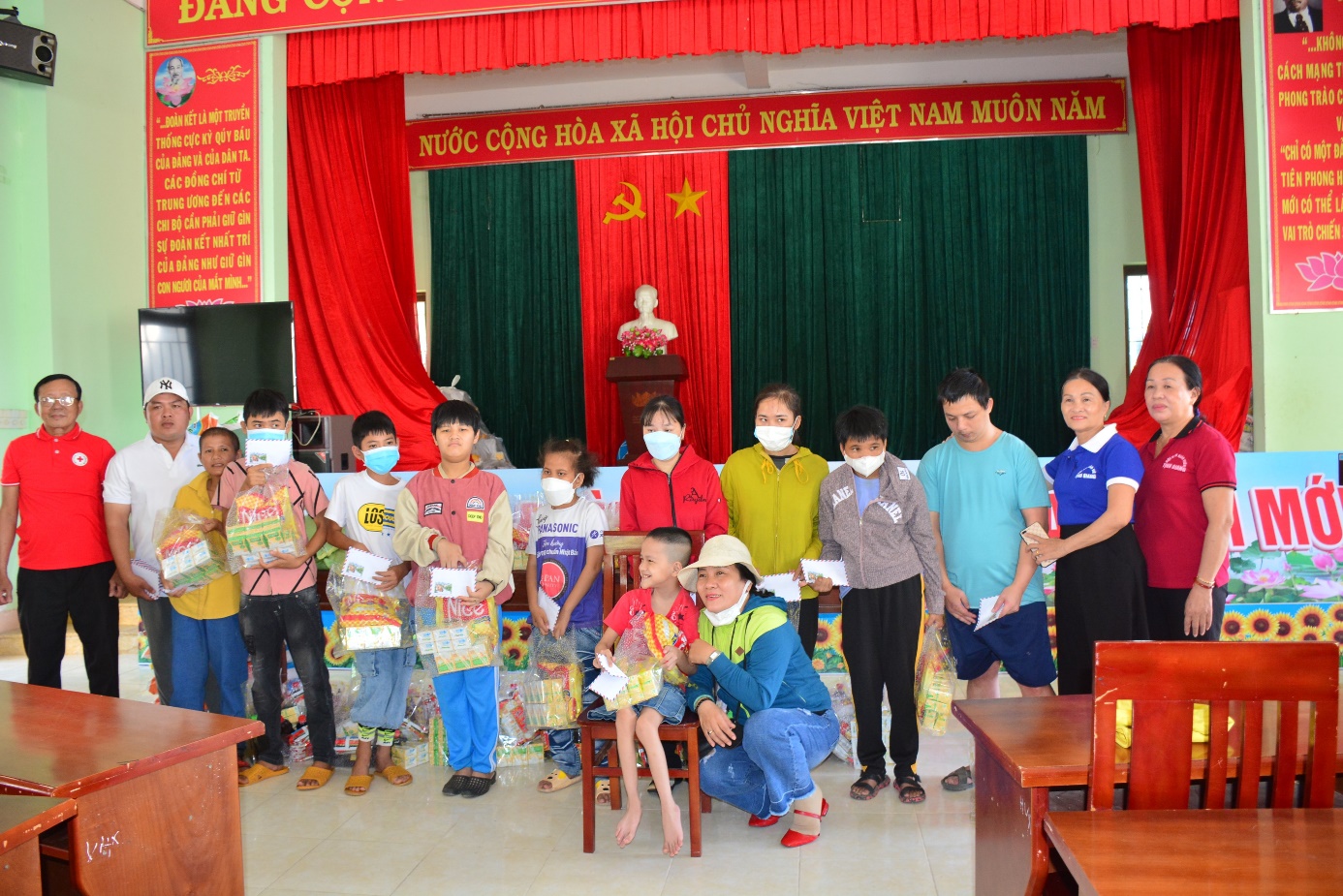 Tặng quà cho trẻ em trường khuyết tật xã Tịnh Giang