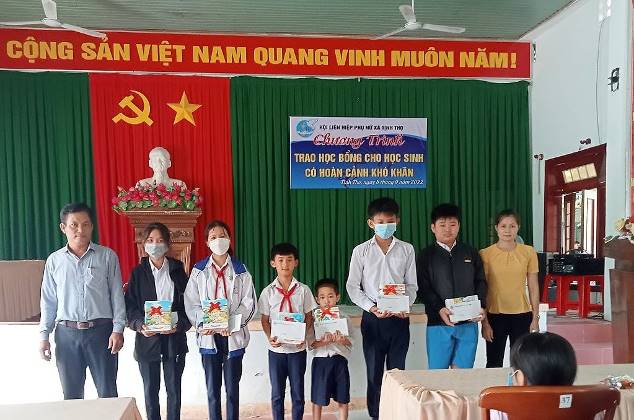 Hội LHPN xã Tịnh Thọ trao học bổng cho học sinh có hoàn cảnh khó khăn