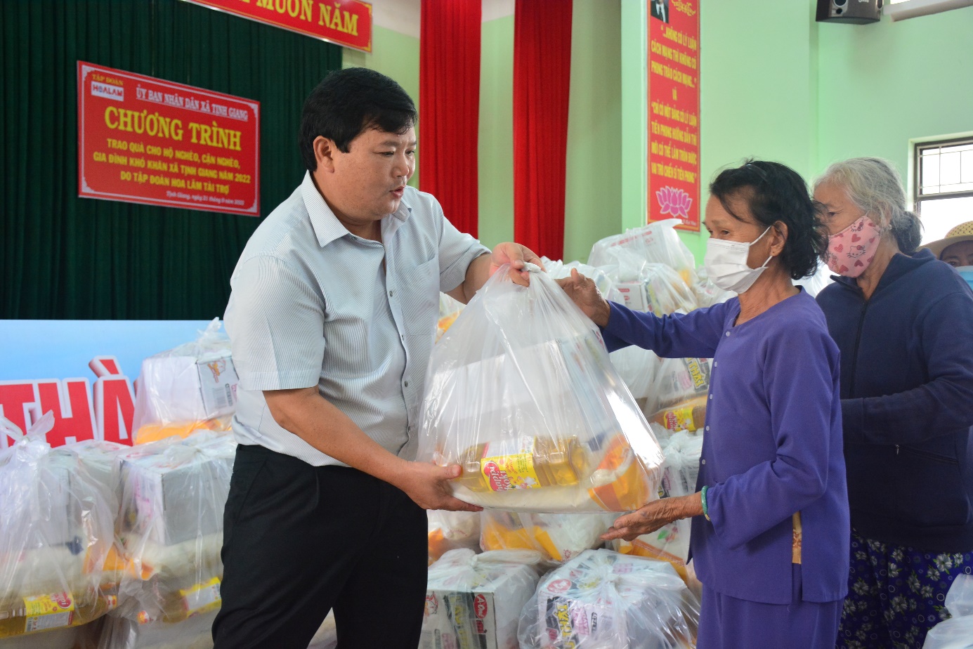 Trao tặng 300 suất quà cho hộ nghèo, cận nghèo tại xã Tịnh Giang