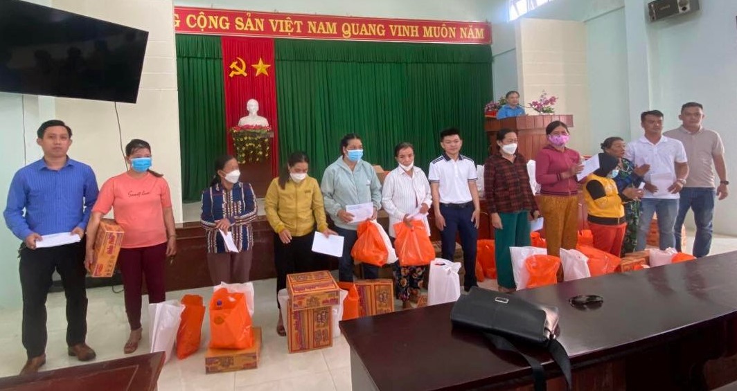 Trao tặng 43 suất quà cho hộ nghèo, hộ có hoàn cảnh khó khăn tại xã Tịnh Bắc