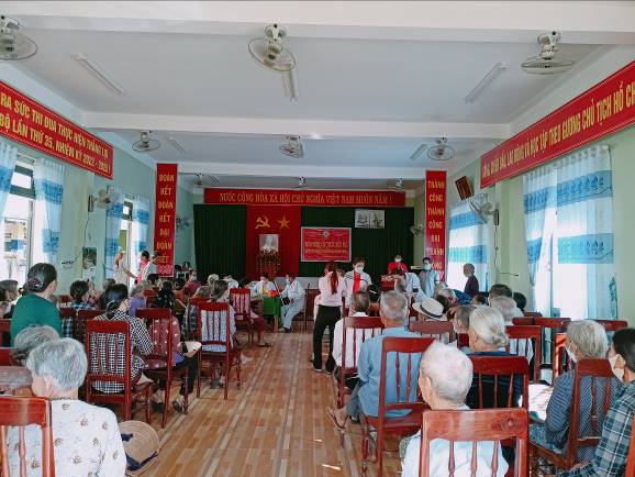 Sơn Tịnh tổ chức khám bệnh, cấp thuốc miễn phí cho người nghèo, người cao tuổi ở xã Tịnh Phong