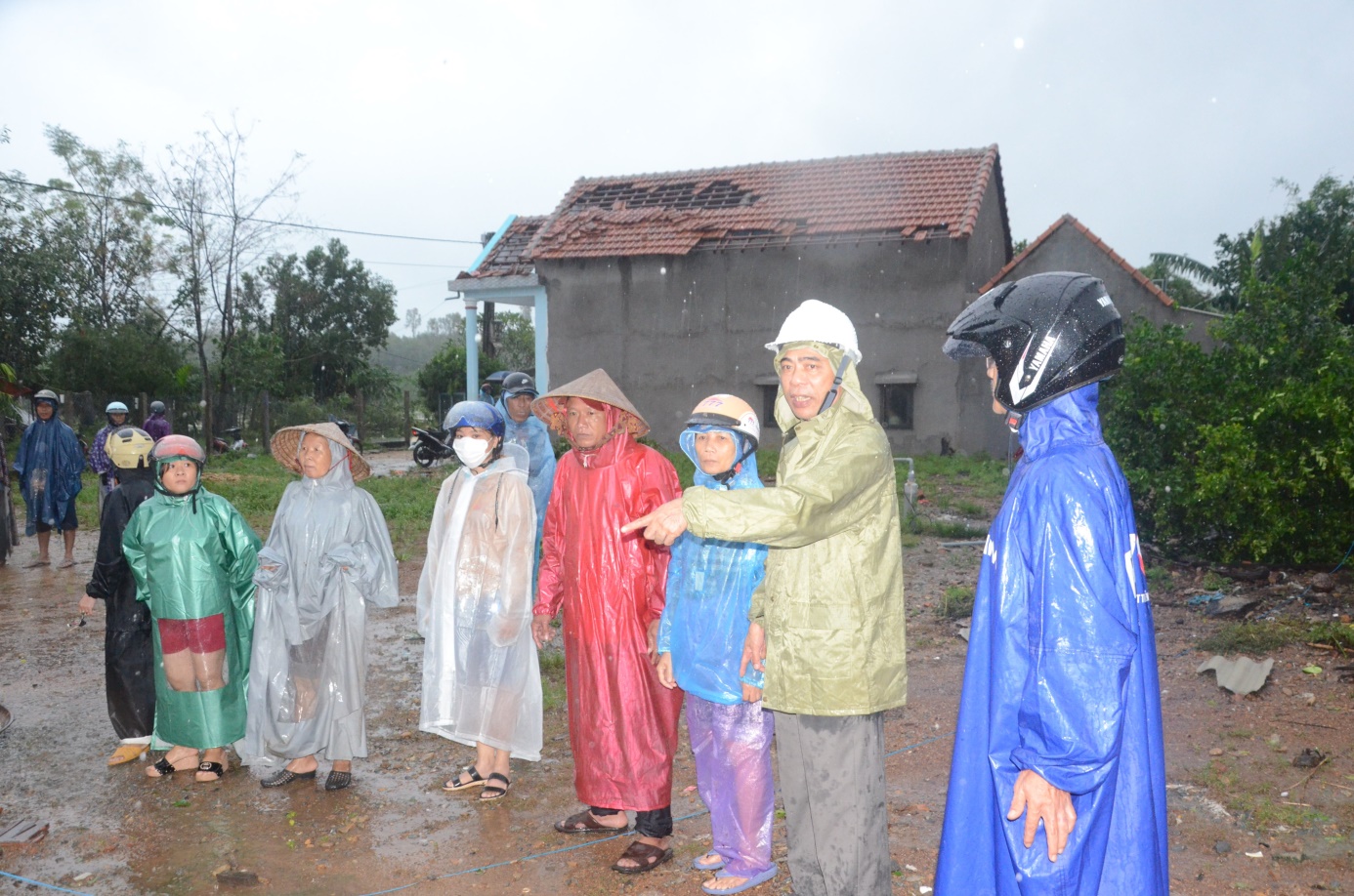 Sơn Tịnh: Lốc xoáy làm 21 nhà dân bị sập, tốc mái