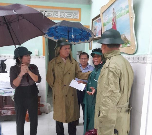 Trưởng Ban Tuyên giáo Tỉnh ủy Đặng Ngọc Dũng đến thăm 21 hộ dân bị thiệt hại do lốc xoáy