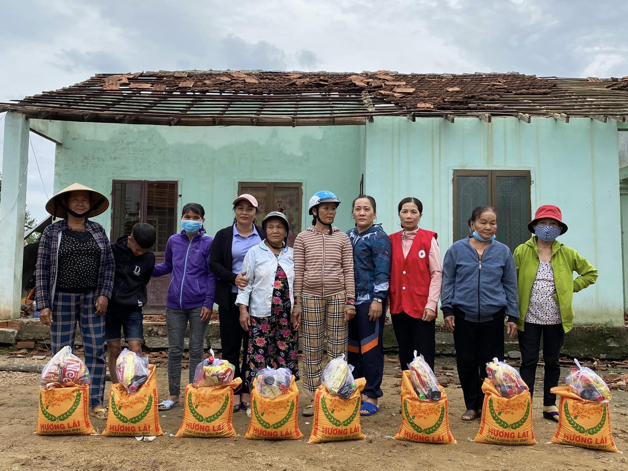 Thăm, tặng quà cho 21 hộ bị thiệt hại do cơn lốc xoáy tại xã Tịnh Hiệp