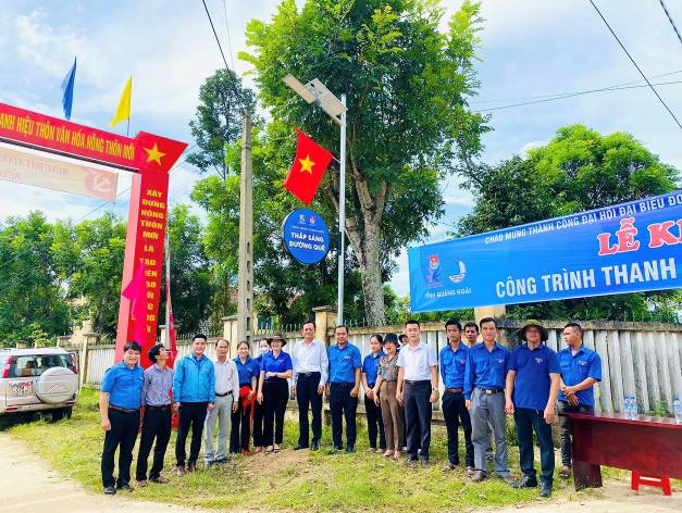 Tỉnh đoàn Quảng Ngãi bàn giao công trình điện thắp sáng đường quê tại xã Tịnh Giang