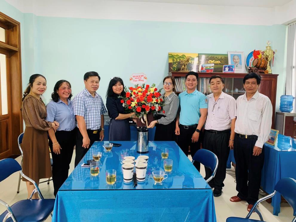 Bí thư Huyện ủy thăm và chúc mừng Huyện đoàn nhân kỷ niệm 66 năm ngày truyền thống Hội LHTN Việt Nam
