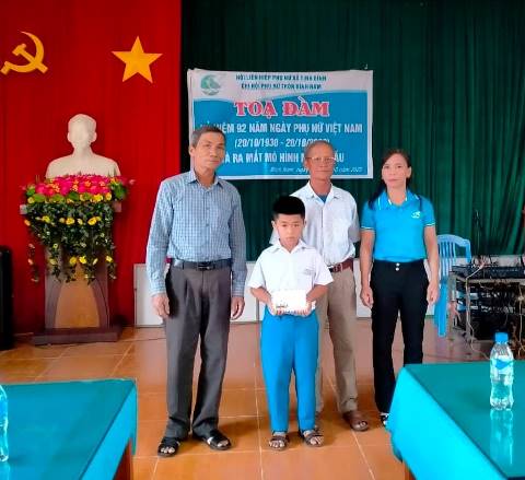 Chi hội phụ nữ thôn Bình Nam, xã Tịnh Bình ra mắt mô hình mẹ đỡ đầu và tặng quà cho trẻ em mồ côi