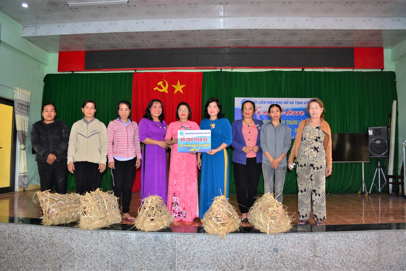 Phụ nữ Sơn Tịnh trao phương tiện sinh kế cho phụ nữ nghèo và nhận đỡ đầu trẻ mồ côi tại xã Tịnh Hiệp