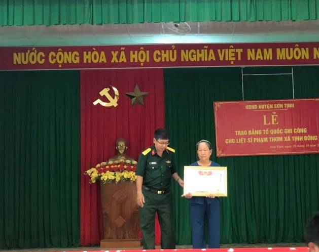 Huyện Sơn Tịnh trao bằng tổ quốc ghi công cho liệt sỹ Phạm Thơm tại xã Tịnh Đông