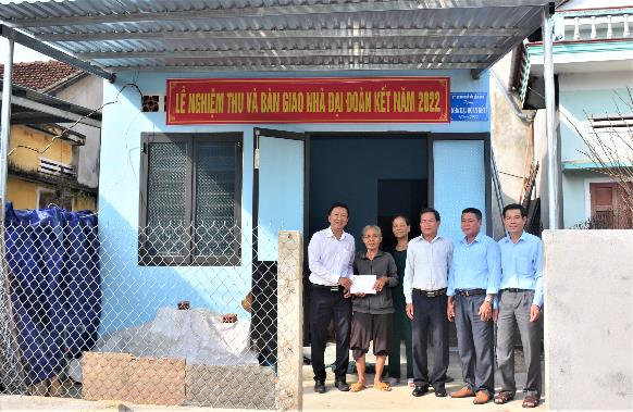 Ủy ban MTTQ Việt Nam huyện Sơn Tịnh nghiệm thu và bàn giao nhà đại đoàn kết cho hộ nghèo