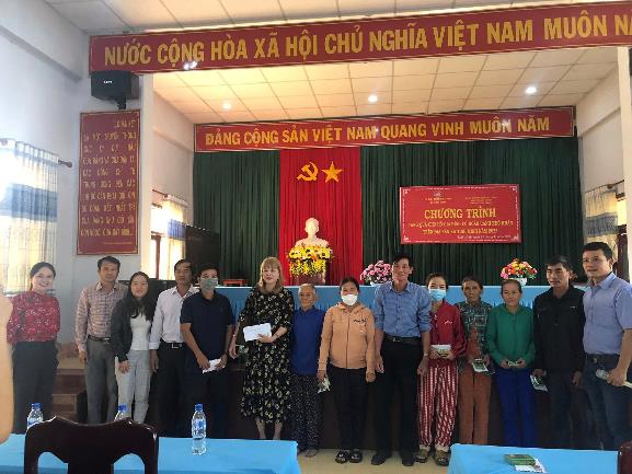 Ủy ban MTTQ Việt Nam xã Tịnh Minh: Tặng quà cho hộ gia đình có hoàn cảnh khó khăn