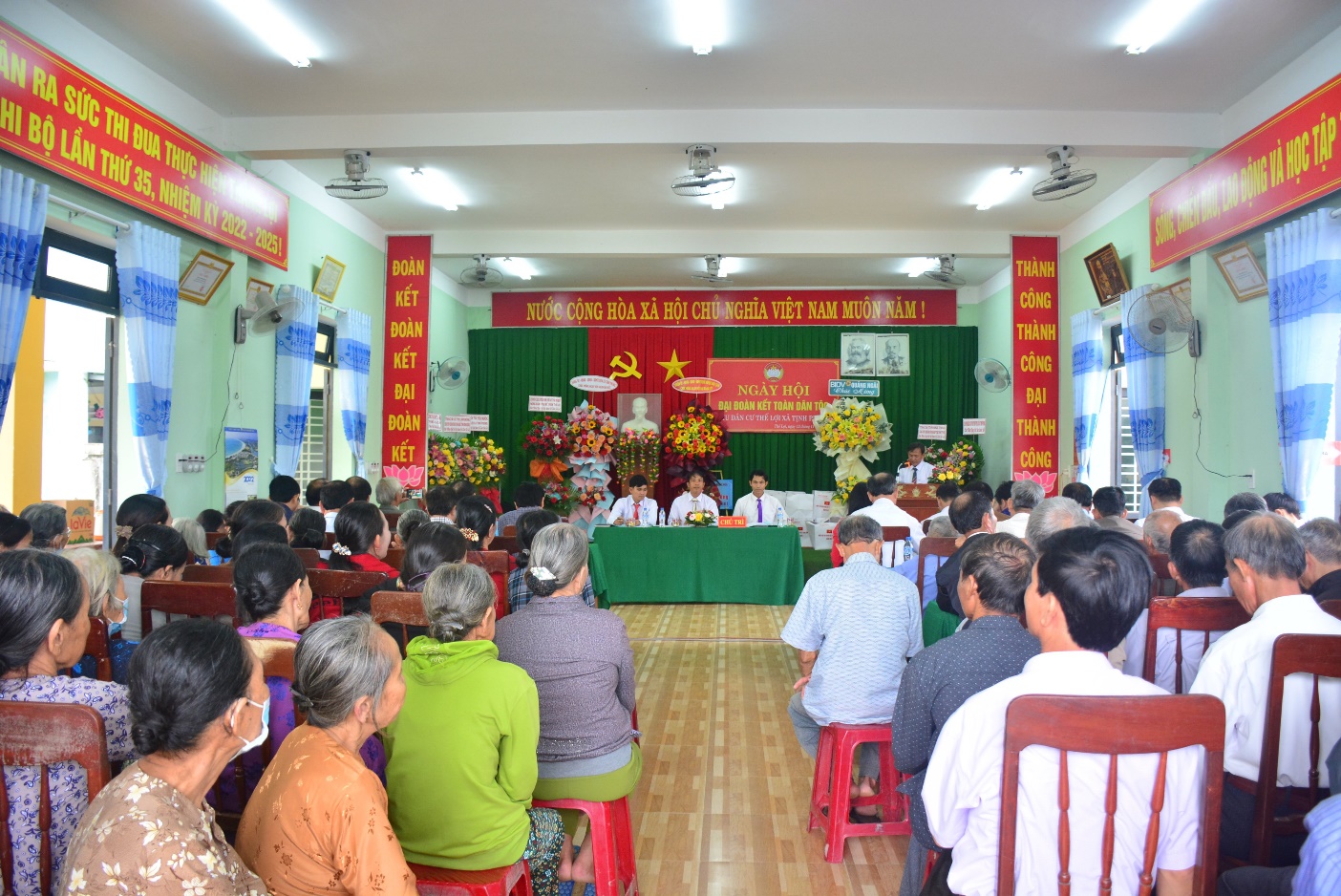 Trưởng Ban Tuyên giáo Tỉnh ủy Đặng Ngọc Dũng tham dự Ngày hội Đại đoàn kết tại xã Tịnh Phong