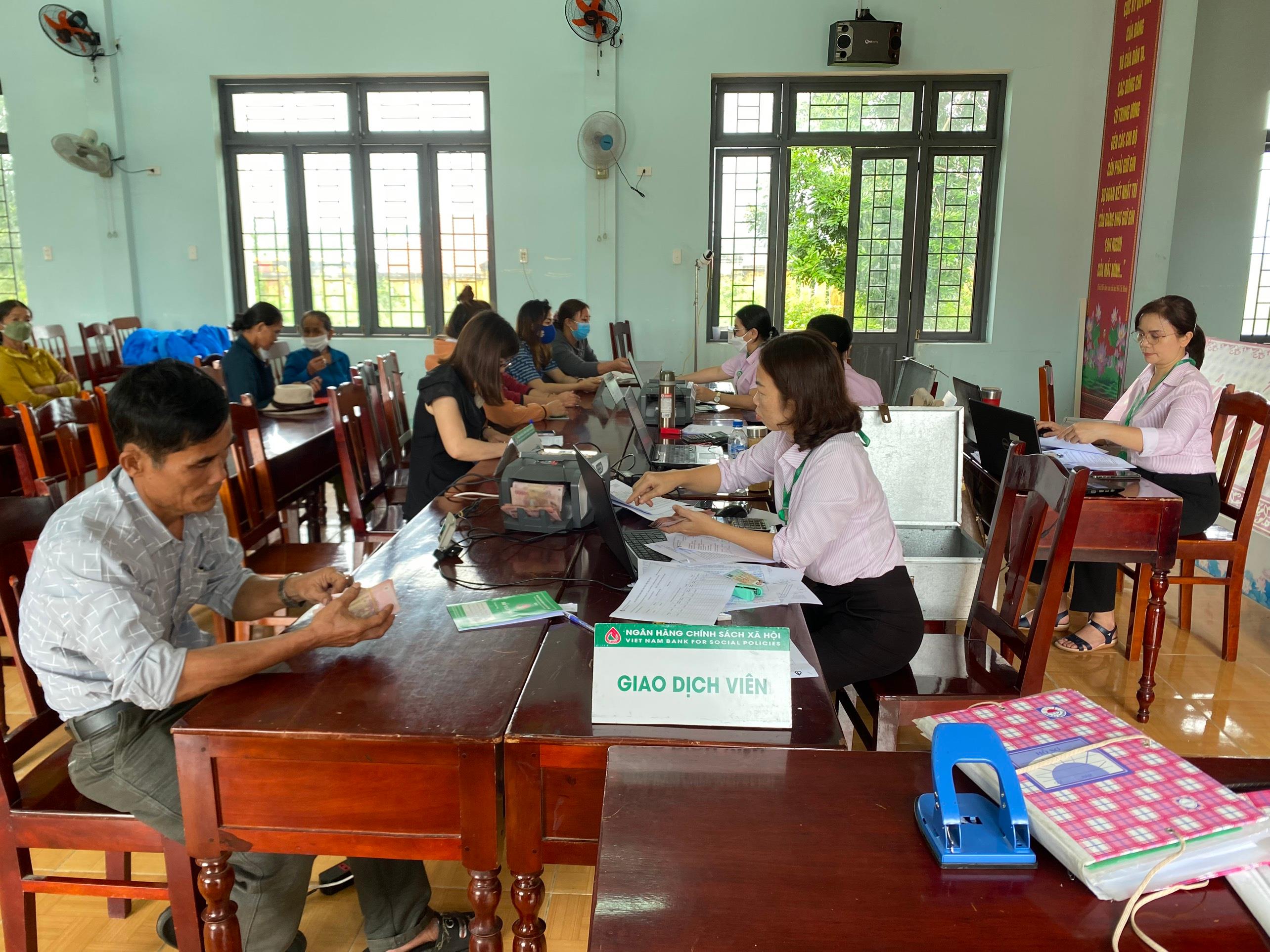 Ngân hàng Chính sách xã hội huyện Sơn Tịnh đẩy mạnh công tác giải ngân chương trình cho vay học sinh sinh viên có hoàn cảnh khó khăn