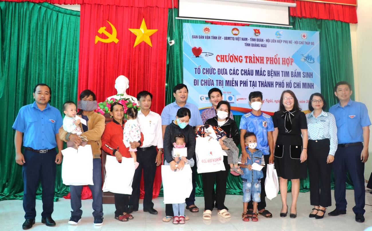 Huyện Sơn Tịnh có 03 trẻ em nghèo mắc bệnh tim được đưa đi điều trị miễn phí tại TP. Hồ Chí Minh