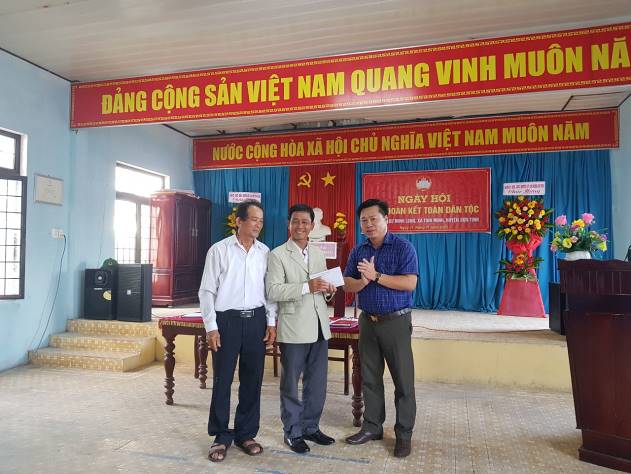 Phó Bí thư Thường trực Huyện ủy, Chủ tịch HĐND huyện Sơn Tịnh dự ngày hội đại đoàn kết tại KDC Minh Long, xã Tịnh Minh