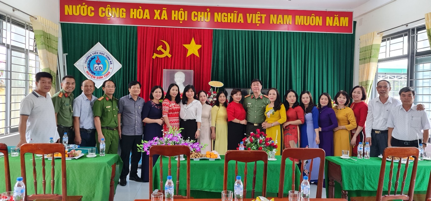 Giám đốc Công an tỉnh thăm, chúc mừng Ngày nhà giáo Việt Nam 20/11 tại trường Tiểu học Tịnh Hà
