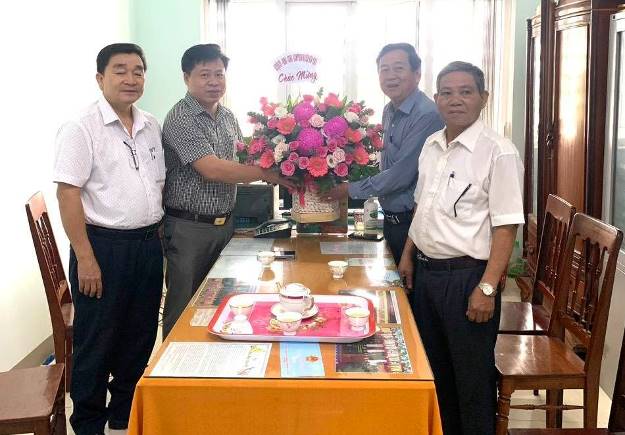 Thường trực Huyện ủy Sơn Tịnh thăm và chúc mừng Hội Cựu chiến binh huyện nhân kỷ niệm 33 năm Ngày thành lập Hội Cựu chiến binh Việt Nam