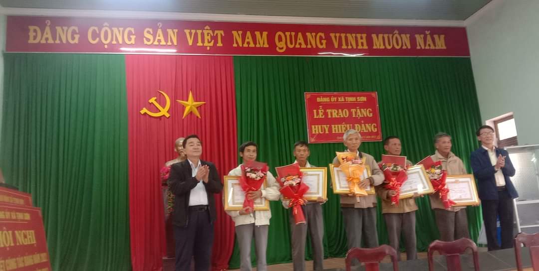 Đảng ủy Tịnh Sơn: Trao huy hiệu đảng cho 8 đảng viên