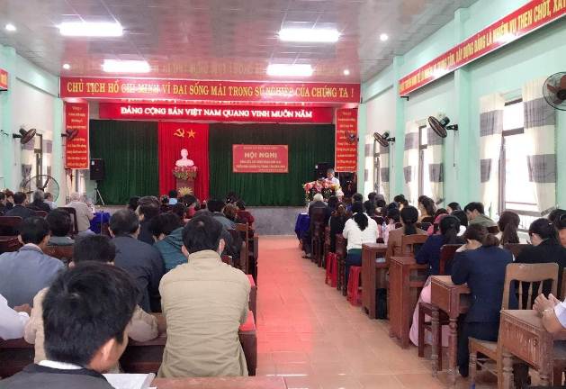 Bí thư Huyện ủy Sơn Tịnh trao huy hiệu Đảng cho 9 đảng viên tại xã Tịnh Hiệp